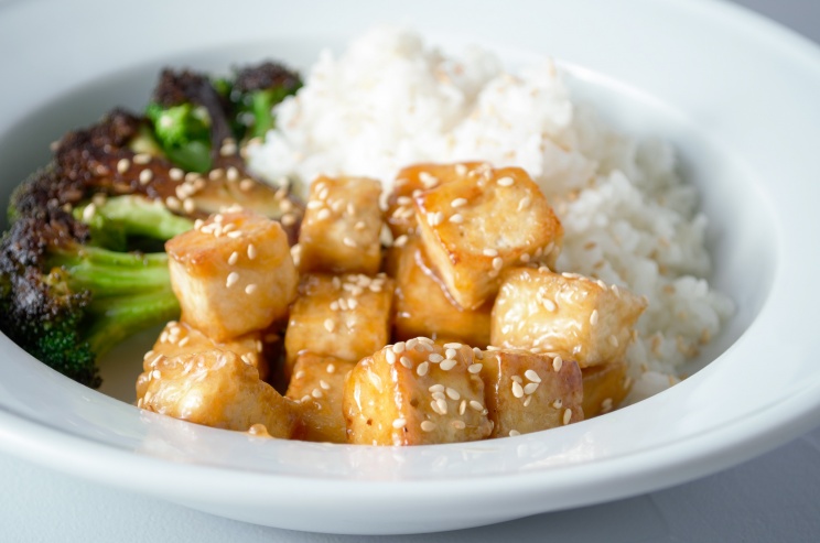 Sweet thai chli tofu served with roasted broccoli and white rice