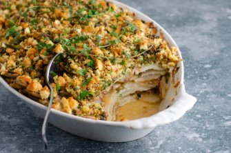A casserole dish of plant-based, dairy-free, potato gratin with caramelized onions and crumble topping